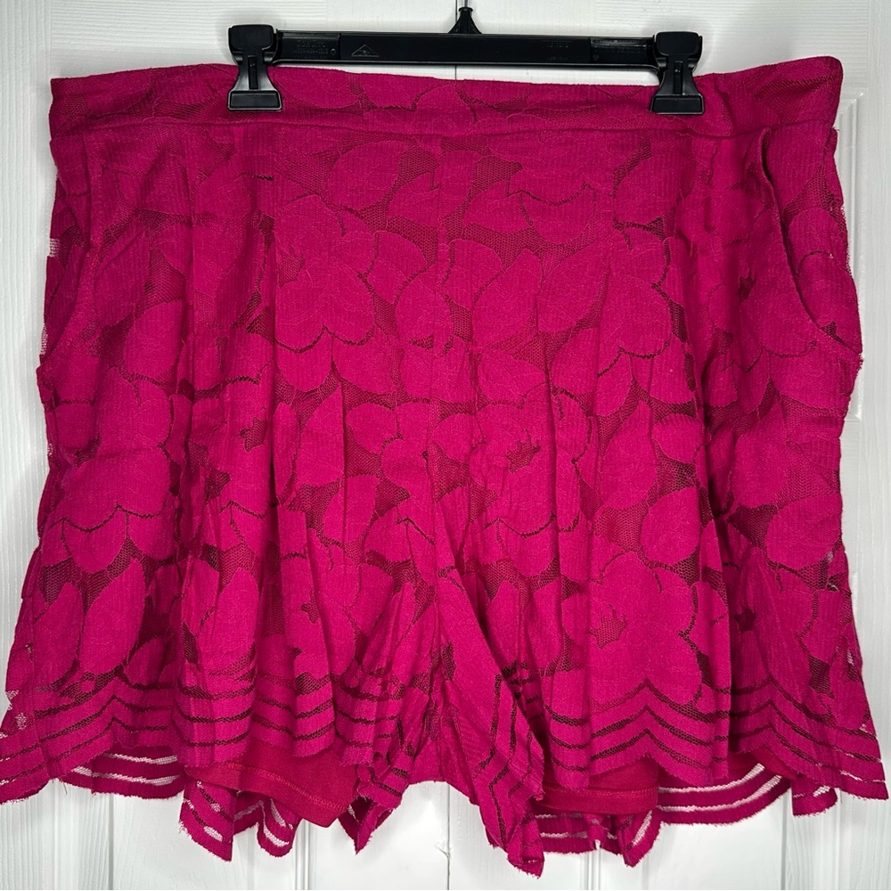 Torrid Size 2 - Fuchsia Floral Lace Circle Shorts
